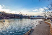 Red cabin with Panoramic Mountain View Cabin for 5