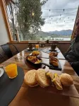 Peninsula Petit - breakfast