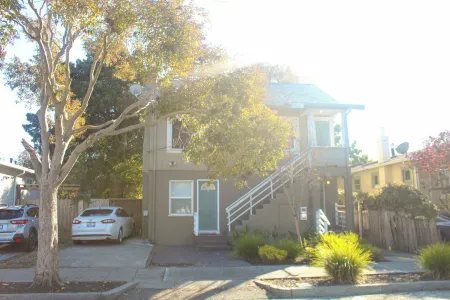 Cozy 2-bedroom condo in fabulous Berkeley next to the marina