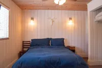 China Alley Cabin C: Cute & Cozy Cottage w/ Deck Hotels in La Porte