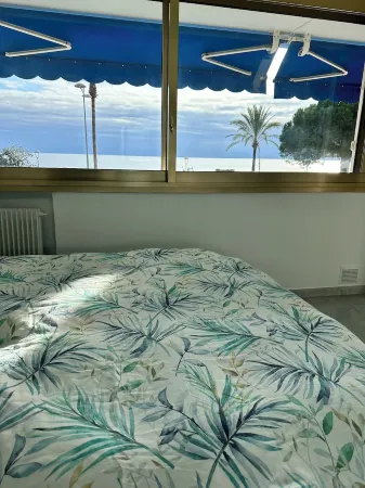 Beachfront Apartment, 180° Seaviews, huge pool- 5 km to Nice