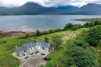 Remote & awe-inspiring Iasgair Cottage. Pet friendly, wood burner, lochside.