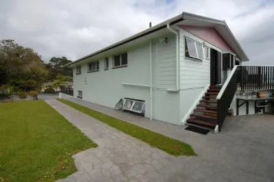 Coopers Beach house with stunning views over Doubtless Bay Hotels in 