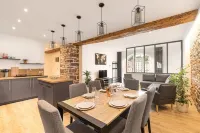 In the hyper-center, a stone's throw from Vieux-Lyon and Les Subsistances