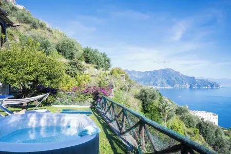 Casa NENNO with garden-solarium and beautiful view of the sea and the coast