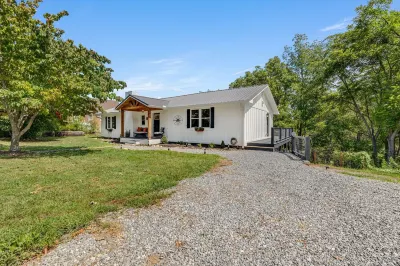 Charming 3-Bedroom Home - Power, Water, Fast WiFi, Firepit, Grill - 25m to AVL 藍嶺山道附近的飯店