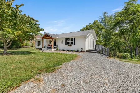 Charming 3-Bedroom Home - Power, Water, Fast WiFi, Firepit, Grill - 25m to AVL Отели рядом с достопримечательностью «Блу-Ридж-Паркуэй»