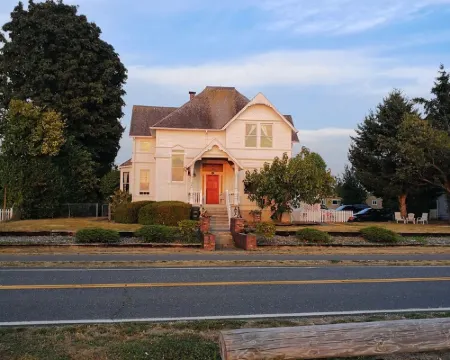 Amazing sunset in front of historic house ブレインのホテル