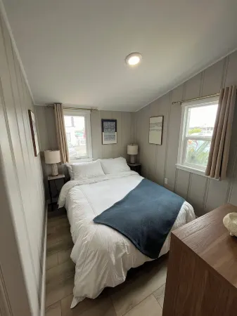 Upscale Beach Cottage - rock view - paddleboards Отели рядом с достопримечательностью «Serenity by the Sea»