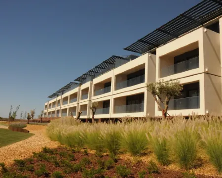 1 bedroom apartment in the Algarve overlooking the ria and the sea with garden and pool Hotels in Moncarapacho