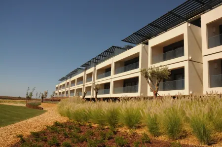 1 bedroom apartment in the Algarve overlooking the ria and the sea with garden and pool