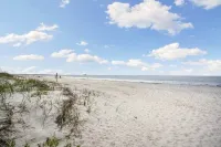 Welcome to Seashells and Sandtraps! The Perfect Oak Island Home w/ Golf Cart! Hotel a Caswell Beach