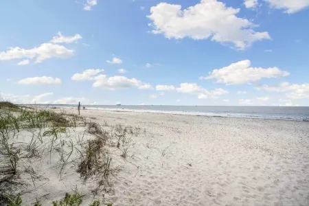Welcome to Seashells and Sandtraps! The Perfect Oak Island Home w/ Golf Cart!