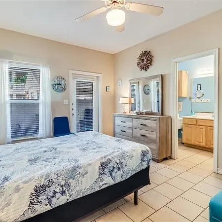 ⭐⭐⭐⭐⭐ PREMIER HOSTED PADRE POOLSIDE PARADISE - 3 mins to BEACH and GREAT DINING! Отели рядом с достопримечательностью «Пирс Боба Холла»