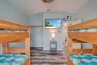 Casa Nemo- POOL! Boat Parking & Game Room! Heated pool & Walk to Sandfest