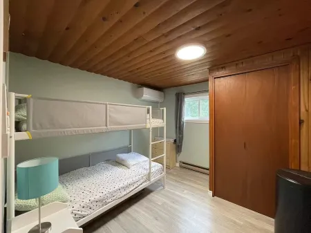 Cheerful Waterfront Cottage Отели в г. Беквит