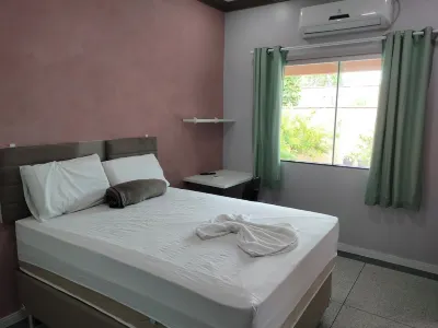 Brand new suite with furniture, television, refrigerator, Netflix, Wifi. Come check.. Các khách sạn ở 