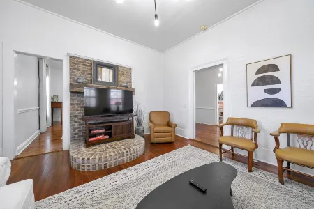 Remodeled Historical Home in Downtown Warm Springs Отели в г. Уорм Спрингс