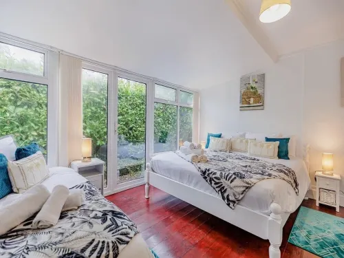 Kent Pool House Family & Pet Friendly With Your own Private Swimming Pool