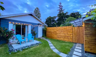 Lil Q Modern Cottage - 3 min from the beach! Little Qualicum River Fish Hatchery附近的飯店