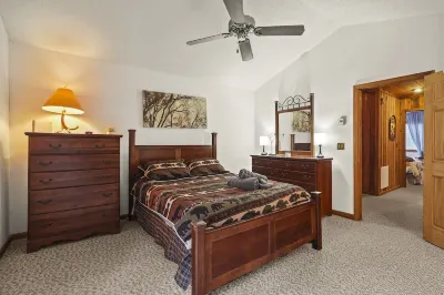 COZY MOUNTAIN ESCAPE5mi frm slopes 50ft to trails. HOT TUB!
