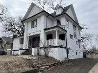 Beautiful remodeled historic Drake Univ home minutes from downtown and all metro