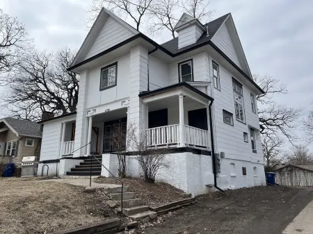 Beautiful remodeled historic Drake Univ home minutes from downtown and all metro Отели рядом с достопримечательностью «Hoyt Sherman Place»