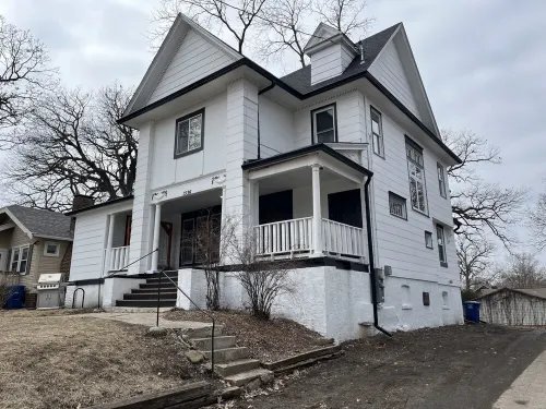 Beautiful remodeled historic Drake Univ home minutes from downtown and all metro