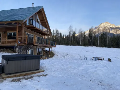 Field of Dreams, the brand new log cabin retreat w/ spectacular mountains views!