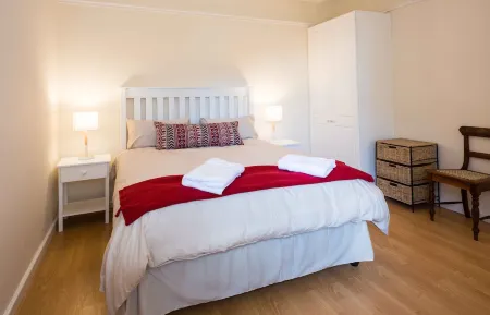 Sea Cottage - Quarterdeck - Spectacular sea views - close to beach, restaurants. Отели рядом с достопримечательностью «Fish Hoek Beach»