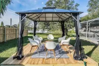Entire home, Heated Pool, Lake view and Gazebo!