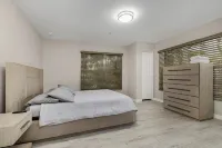 Downtown Retreat Hotels near IMAG History & Science Center