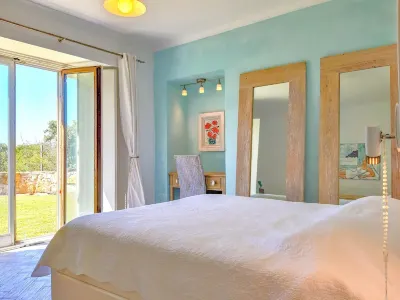 Beachfront Home Casa da Nau Convento dos Capuchos附近的飯店