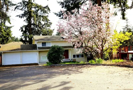 Nice Cozy Quiet House -W back Yard