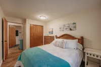 Baker View Lodging with hot tub, sound, mountain, and territorial views.