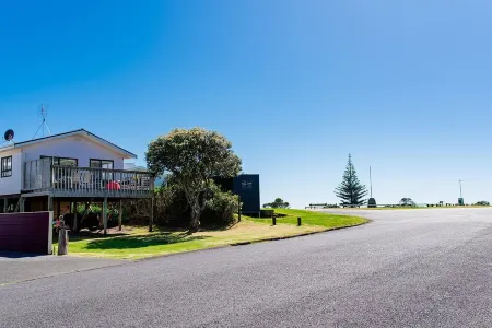 Brighton family bach - sea views, close to beach, park & shops, pet friendly! Отели рядом с достопримечательностью «Tasman Holiday Parks - Waihi Beach»