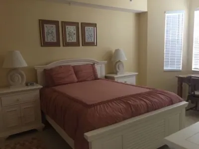 North Naples location Golf, beaches attractions in close proximity Các khách sạn gần Sun-N-Fun Lagoon