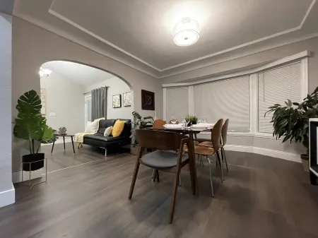 Airy Modern 2BR/2BA - Parking + Laundry + Sleep 6 Отели рядом с достопримечательностью «Конференц-центр им. МакЭнери»
