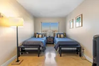 Located right on the Balboa Peninsula, few steps from the beach and the harbor.