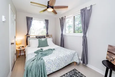 Beautifully maintained cottage in the heart of port carling Hotels near Milford Bay Trout Farm