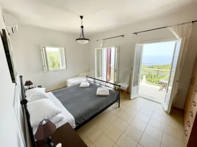 Four bedroom villa with private pool with stunning views and beautiful sunsets Hotel in zona Emplisi Beach