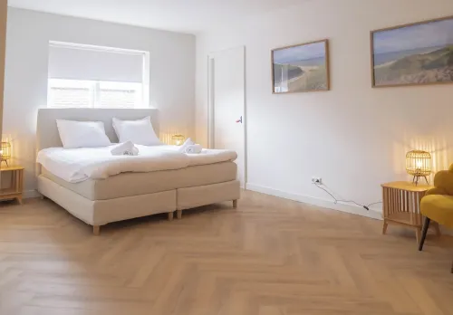 Sint Adelbertus, Prachtige Luxe Woning Boven de Ijssalon in het Centrum Hotels in Egmond-Binnen