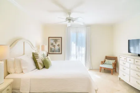 Oceanfront 2 Bedroom Villa on Grace Bay in Villa Renaissance-Updated!! Отели рядом с достопримечательностью «Turks and Caicos Map Mural»