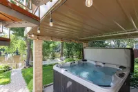 Soak, Relax & Gather - Spacious River Home - Hot Tub, Massage Chair & Kayaks