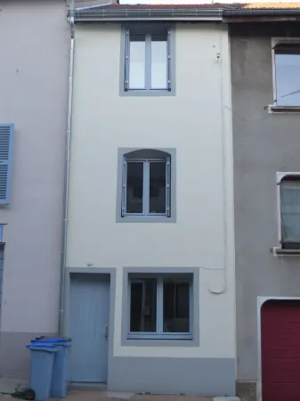 4-bed apartment ideally located 10 minutes walk from the lake