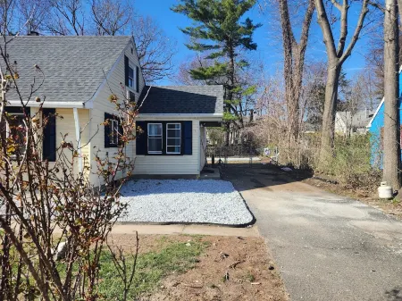 Spacious home away from home Отели в г. Блумфилд