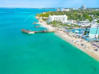 Pink Palms at Cable Beach - 4 Bedroom - 1 Minute to Beach