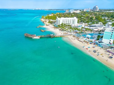 Pink Palms at Cable Beach - 4 Bedroom - 1 Minute to Beach  호텔