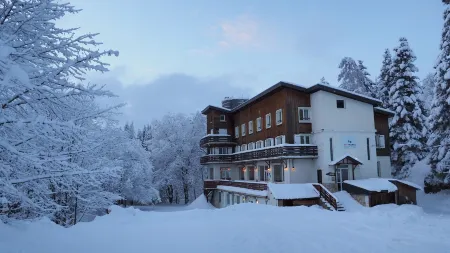 Auberge de Jeunesse HI Chamrousse Отели в г. Шанрус