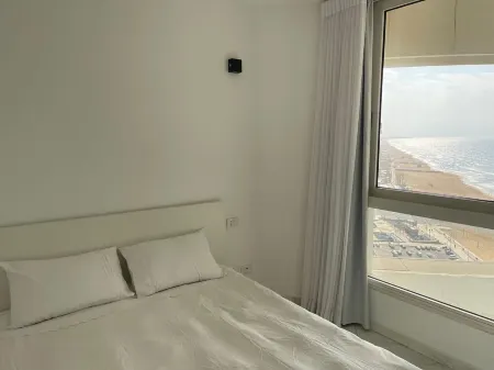 Amazing suite on the sea-סוויטה מדהימה על הים Отели рядом с достопримечательностью «Defenders Square»